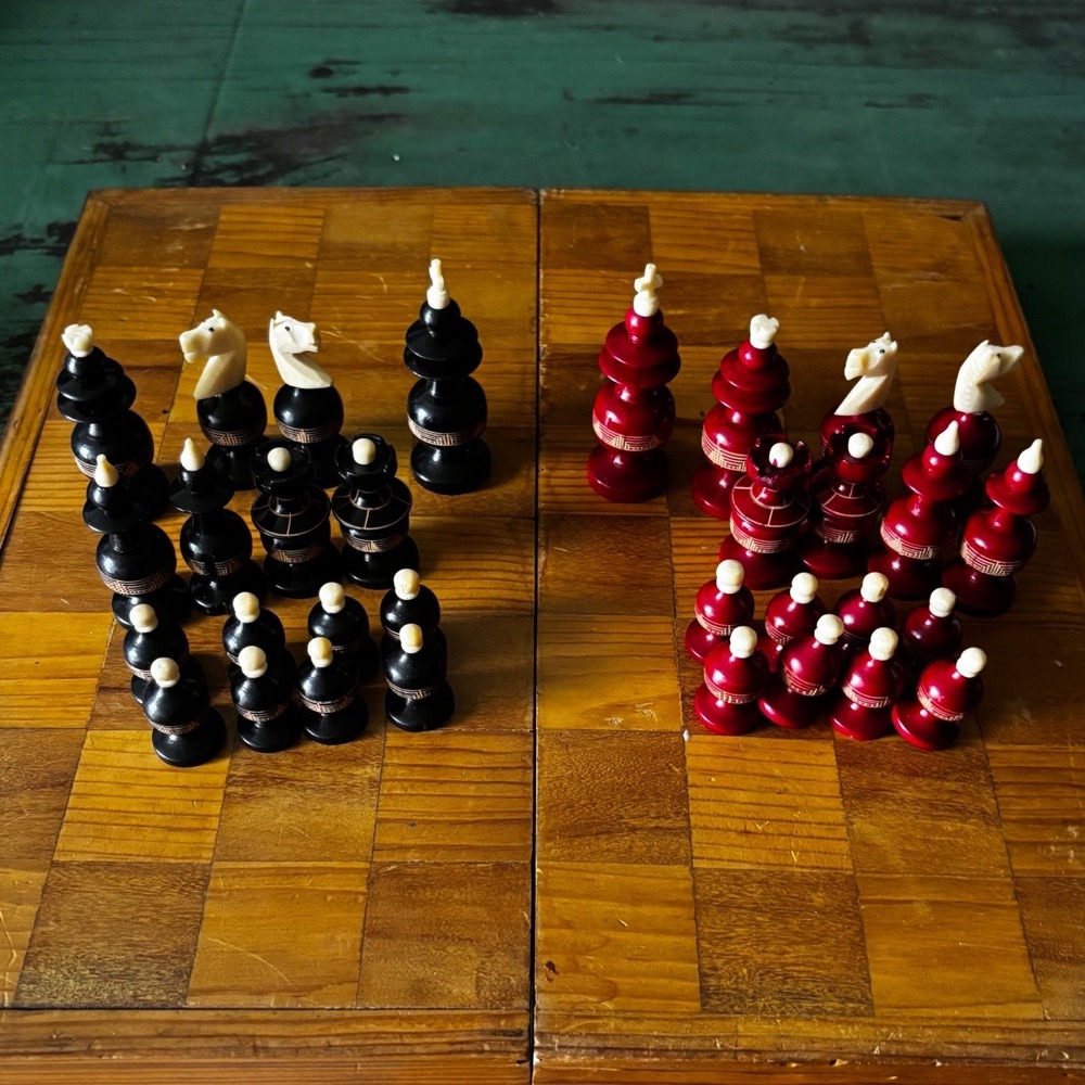 Vintage Hand Carved Wooden Chess Set Folding Board Red Black Pieces Decorative